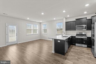 38 Peregrine Way in Burlington, NJ - Building Photo - Building Photo