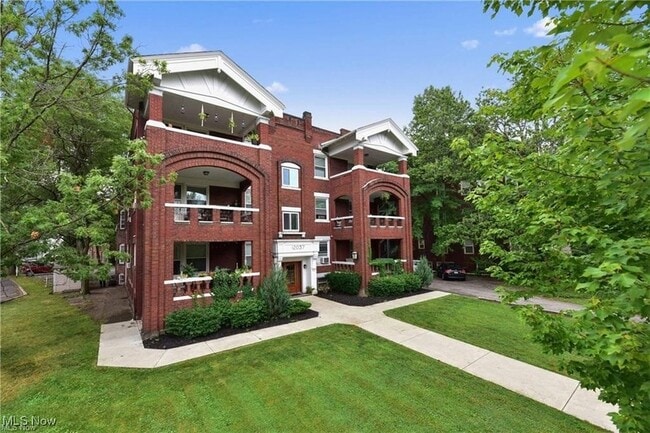 12037 Lake Ave, Unit 101 in Lakewood, OH - Foto de edificio - Building Photo