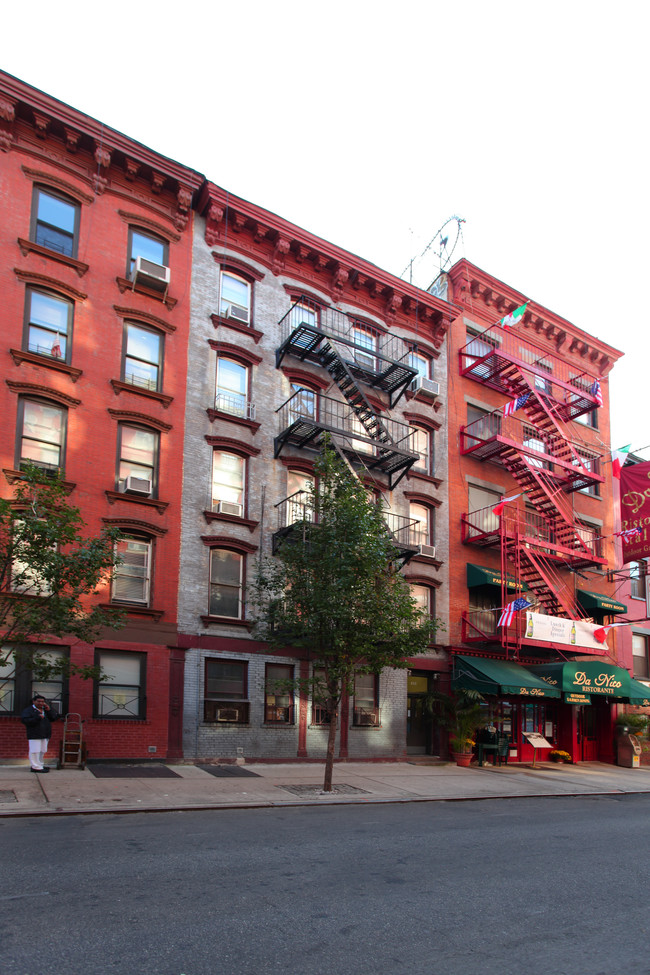 166-168 Mulberry St in New York, NY - Building Photo - Building Photo