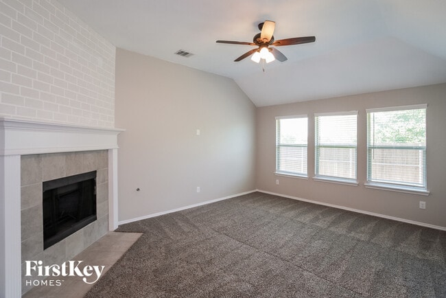 6320 Red Cliff Dr in Fort Worth, TX - Foto de edificio - Building Photo