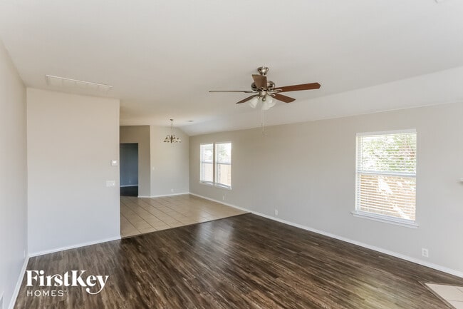 203 Bear Trail in Waxahachie, TX - Foto de edificio - Building Photo