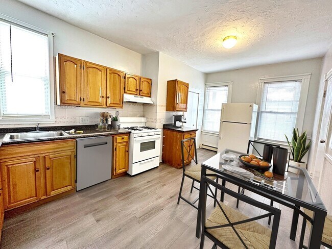 110 Everett St, Unit 3 in Boston, MA - Building Photo - Building Photo