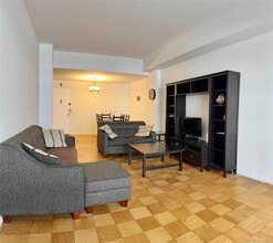 61-20 Grand Central Pkwy in Queens, NY - Foto de edificio - Building Photo