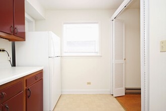 2114 Ivy Rd in Charlottesville, VA - Foto de edificio - Building Photo