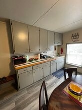 324 Wilson St, Unit Upper in Little Chute, WI - Foto de edificio - Building Photo