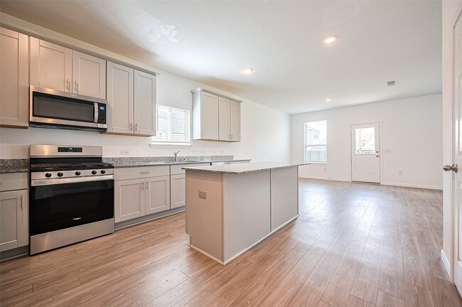 property at 1001 Laguna Cv Dr