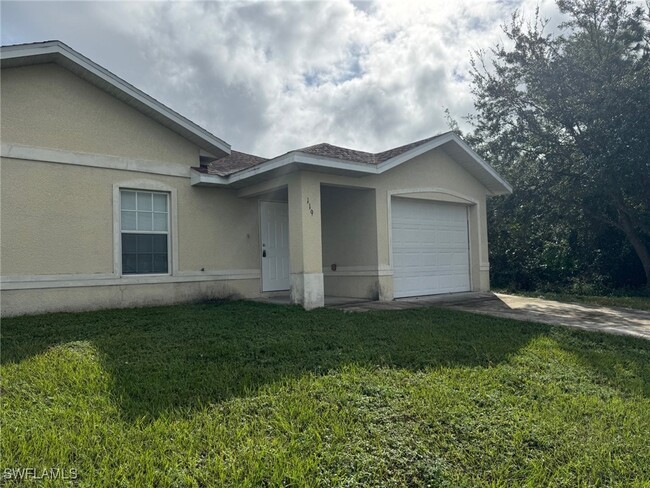 119 Harry Ave S in Lehigh Acres, FL - Foto de edificio - Building Photo