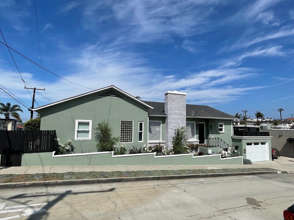 1011 Owosso Ave in Hermosa Beach, CA - Building Photo