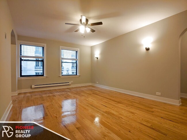429 W Roscoe St, Unit 1 in Chicago, IL - Foto de edificio - Building Photo