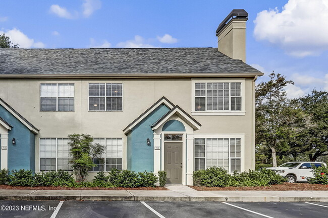 13700 Richmond Park Dr N