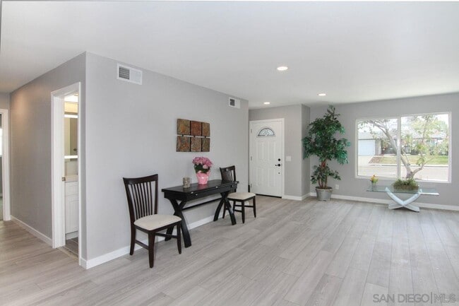 8580 Flanders Dr in San Diego, CA - Building Photo - Building Photo