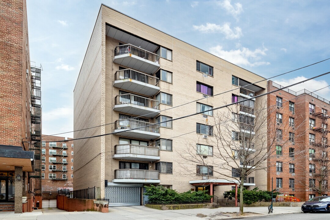 134-46 Maple Ave in Flushing, NY - Building Photo