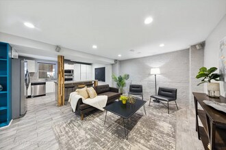 7619 N Bosworth Ave, Unit 1.5 in Chicago, IL - Foto de edificio - Building Photo