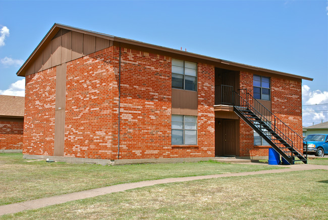 Town West Apartments in Cleburne, TX - Foto de edificio - Building Photo