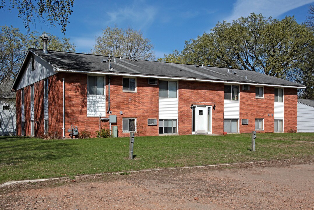 Colonial Apartments in Hutchinson, MN - Building Photo