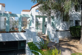 Residential Condominium in Glendale, CA - Foto de edificio - Building Photo