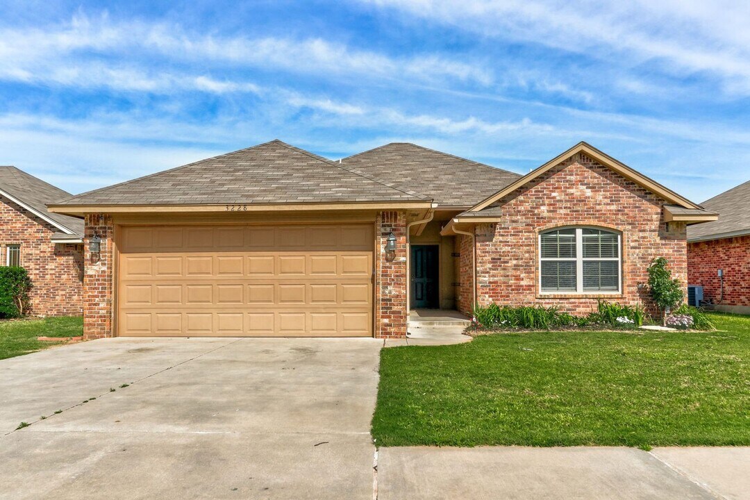 3228 Sahoma Trail in Yukon, OK - Building Photo