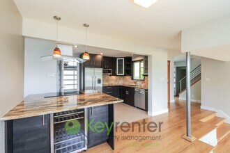 13556 Riviera Pl NE in Seattle, WA - Building Photo - Building Photo