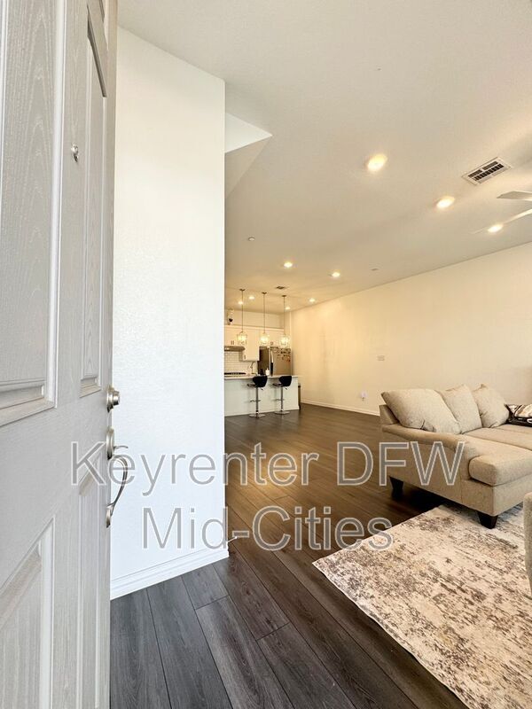 9927 Tolbert St in Irving, TX - Building Photo - Building Photo