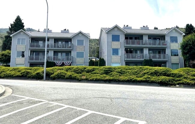 2305 W Woodin Ave in Chelan, WA - Building Photo - Building Photo