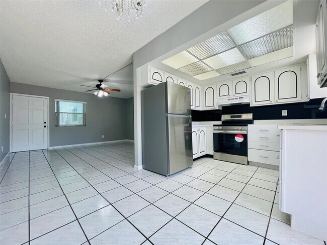 320 SW 1st St, Unit 2D in Pompano Beach, FL - Building Photo - Building Photo