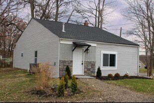 842 Lloyd Ave in Aurora, OH - Building Photo