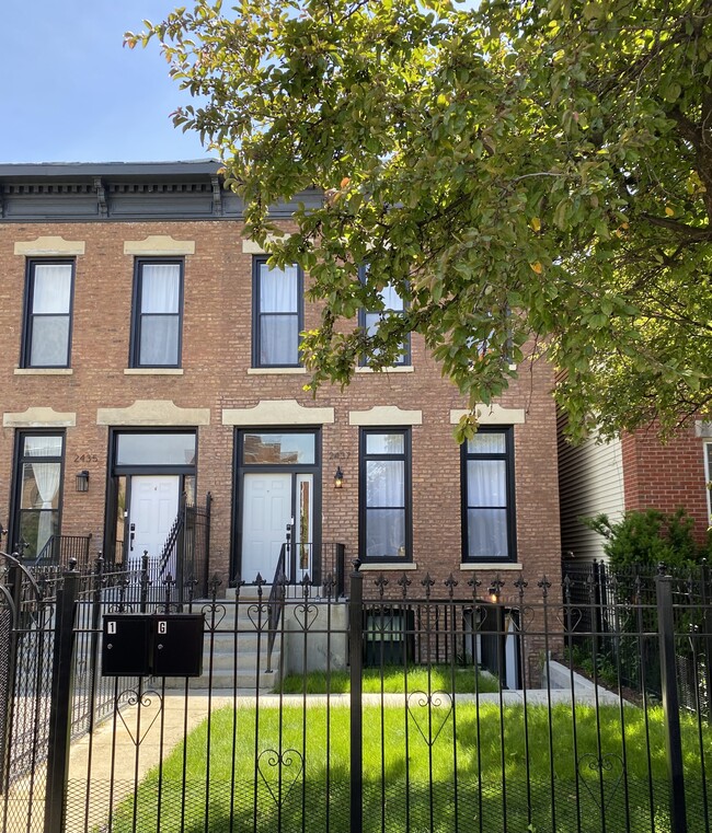 2437 W Flournoy St, Unit 2B1B Renovated Rowhouse in Chicago, IL - Foto de edificio - Building Photo