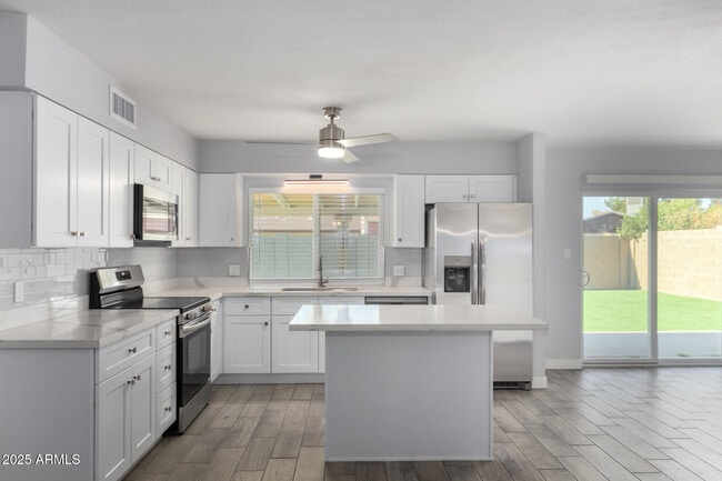 4302 N 80th Ln in Phoenix, AZ - Building Photo - Building Photo