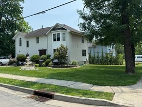 5 Hollywood St in Edison, NJ - Building Photo - Building Photo
