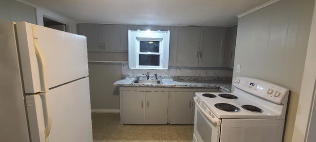 261 Sunnyside Ave in Watertown, CT - Foto de edificio - Building Photo