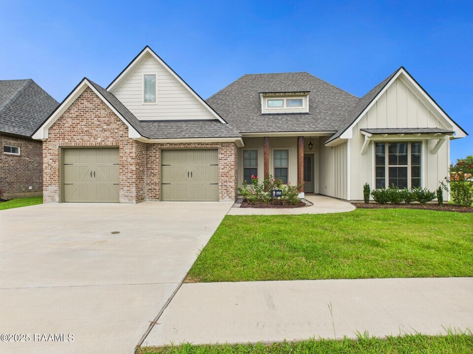 104 Carriage Lakes Dr in Youngsville, LA - Building Photo