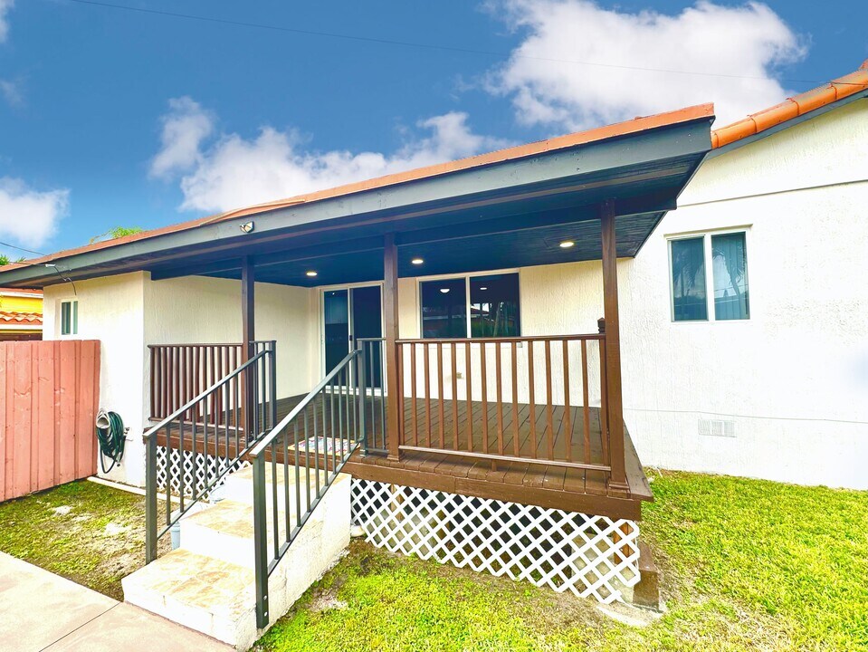 8260 SW 27th Ter in Miami, FL - Building Photo