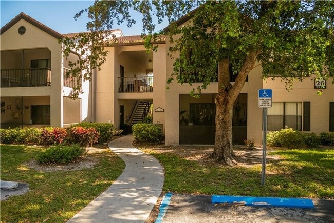 2214 Arbour Walk Cir in Naples, FL - Building Photo - Building Photo