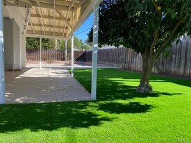 20578 Kittridge St in Los Angeles, CA - Building Photo