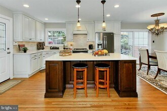 7012 Hadlow Dr in Springfield, VA - Building Photo - Building Photo
