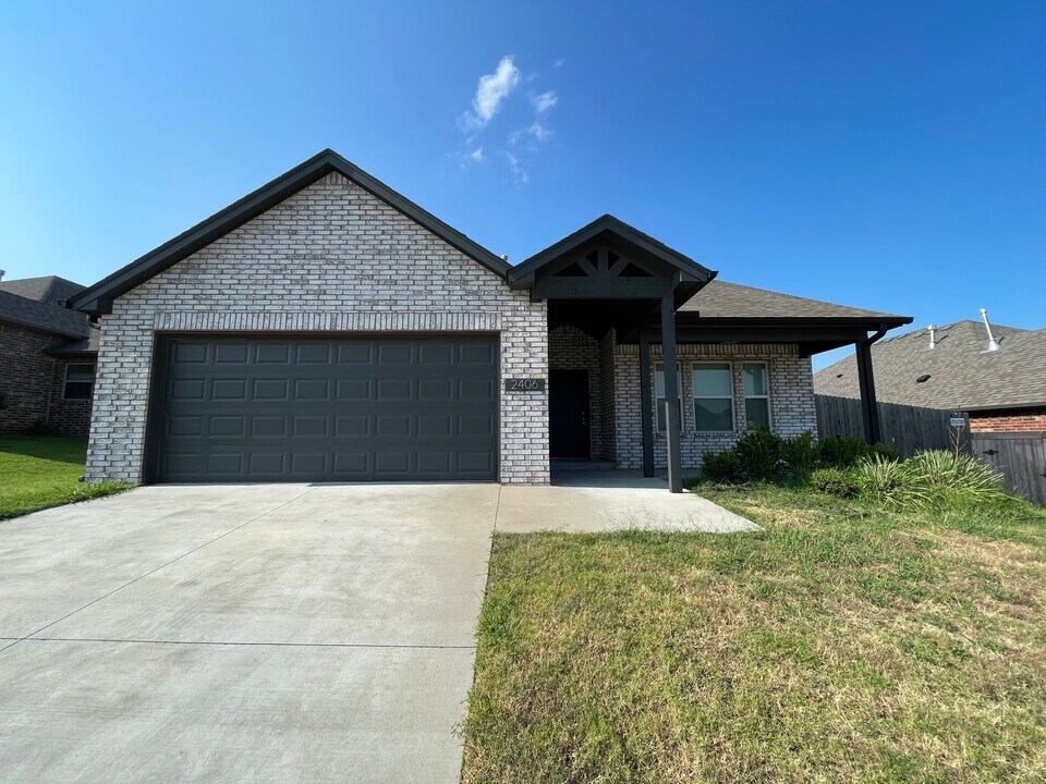 2406 W Kingsport Ct in Broken Arrow, OK - Building Photo