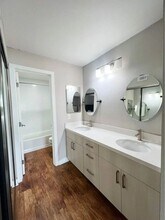 8743 Holloway Dr, Unit 124 in West Hollywood, CA - Building Photo - Building Photo