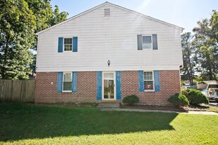 1047 Old Denbigh Blvd in Newport News, VA - Building Photo