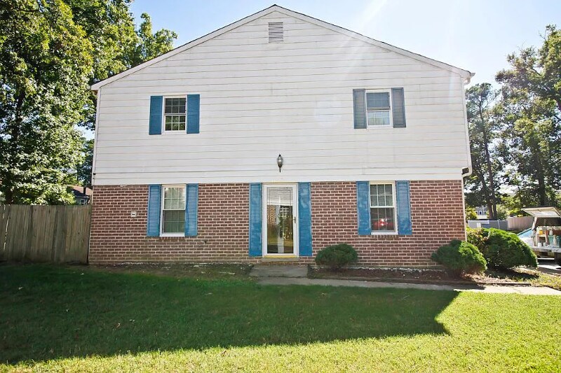 1047 Old Denbigh Blvd in Newport News, VA - Foto de edificio