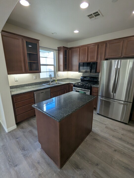 1406 Mosaic Glen in Escondido, CA - Building Photo