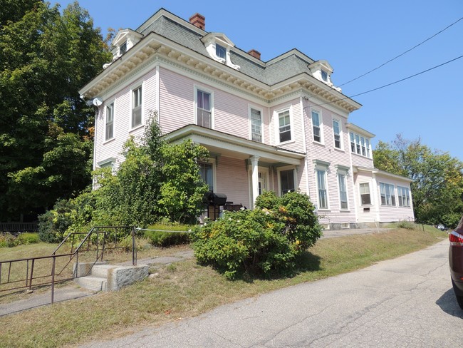 121 Pleasant St in Laconia, NH - Building Photo - Building Photo