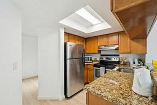 12036 100th Avenue Northeast, Unit K202 in Kirkland, WA - Building Photo