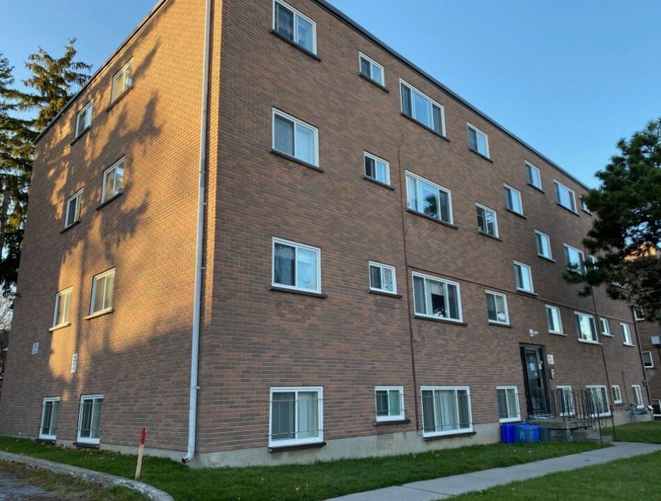 8 Vine St in Kingston, ON - Building Photo