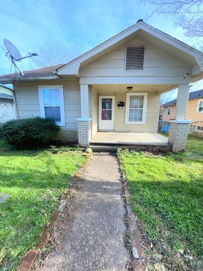 property at 912 W Scott Ave