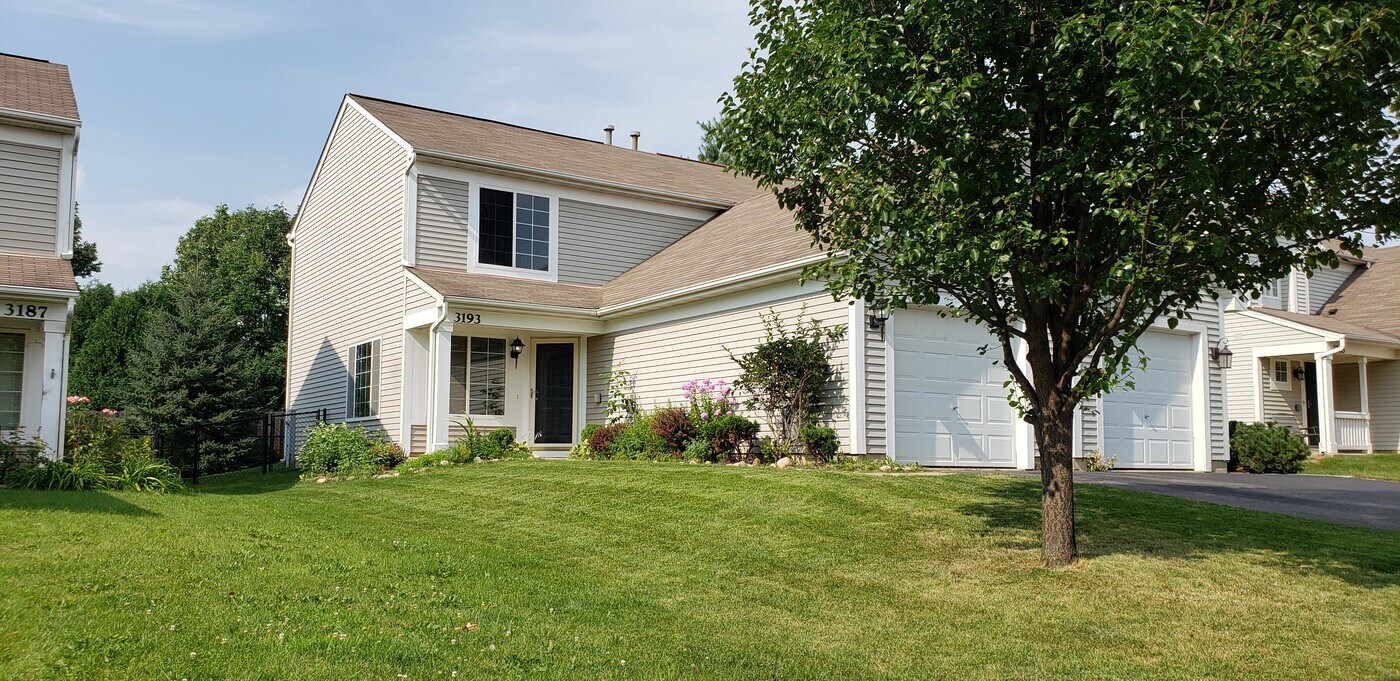 3193 Impressions Dr in Lake In The Hills, IL - Building Photo