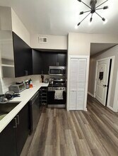 1615 W Barry Ave, Unit 2nd Floor in Chicago, IL - Building Photo - Building Photo