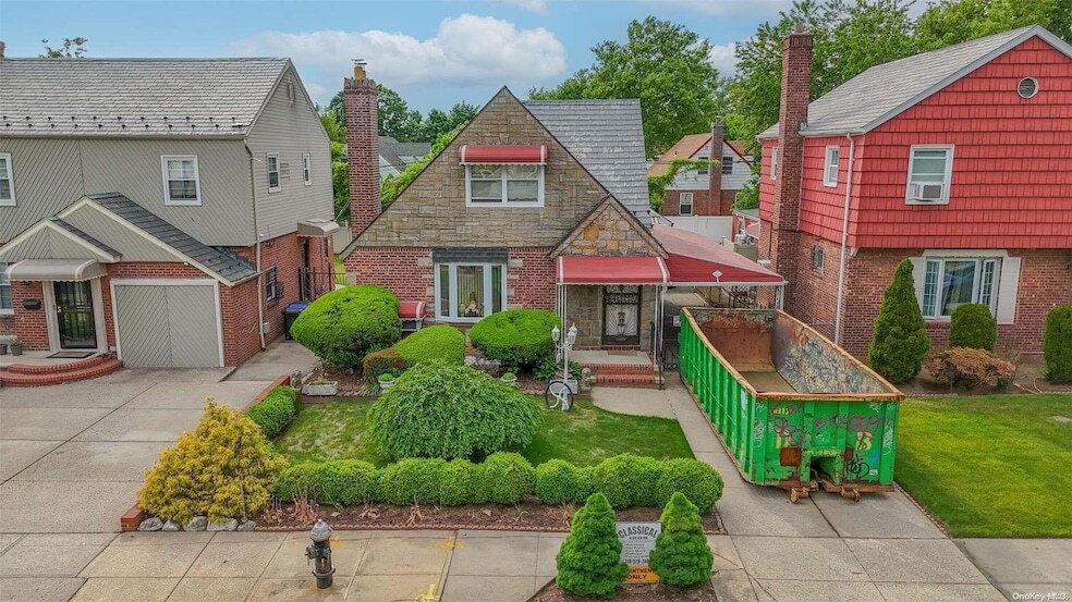 118-44 224th St in Cambria Heights, NY - Building Photo