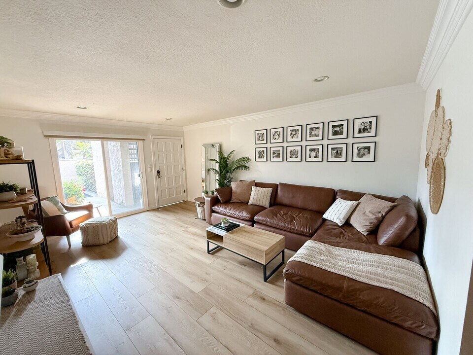 20936 Sandbar Ln in Huntington Beach, CA - Building Photo