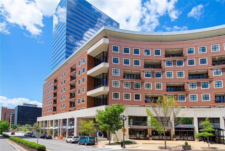155 Carondelet Plaza in Clayton, MO - Foto de edificio