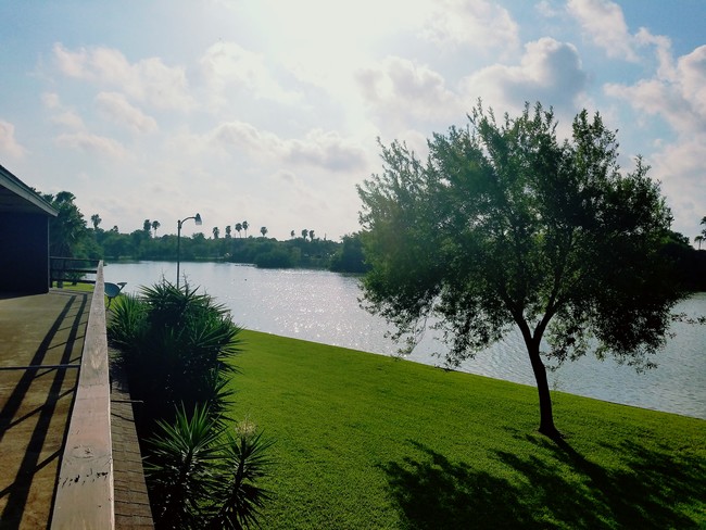 Lakeside Apartments in Brownsville, TX - Foto de edificio - Building Photo